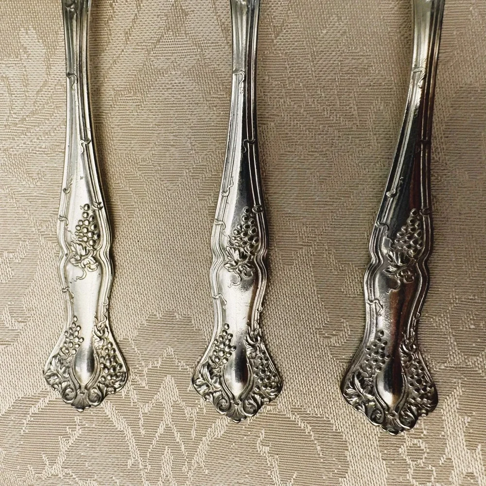 1847 Rogers Bros Vintage 1904 Silverplate 1 Gumbo & 3 Fruit Spoons Grape Motif